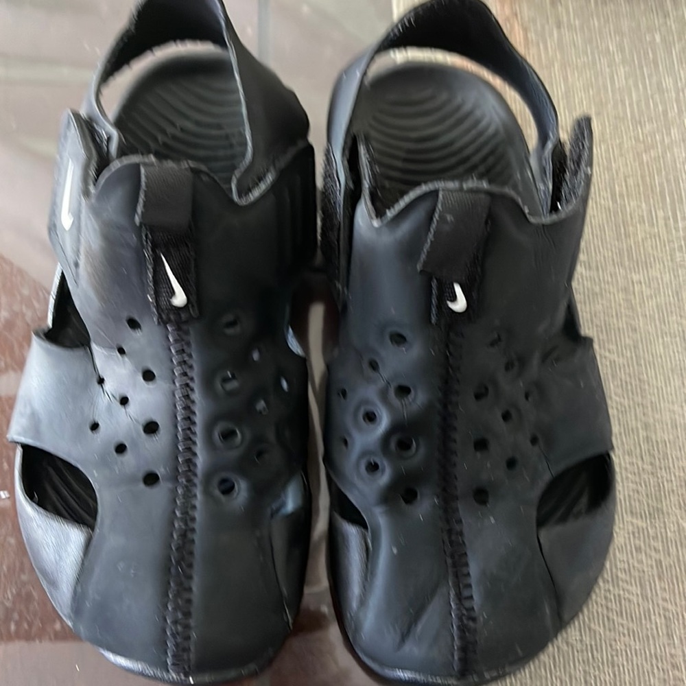 NIKE BOYS SUNRAY PROTECT 2 OUTDOOR SANDAL - BLACK.